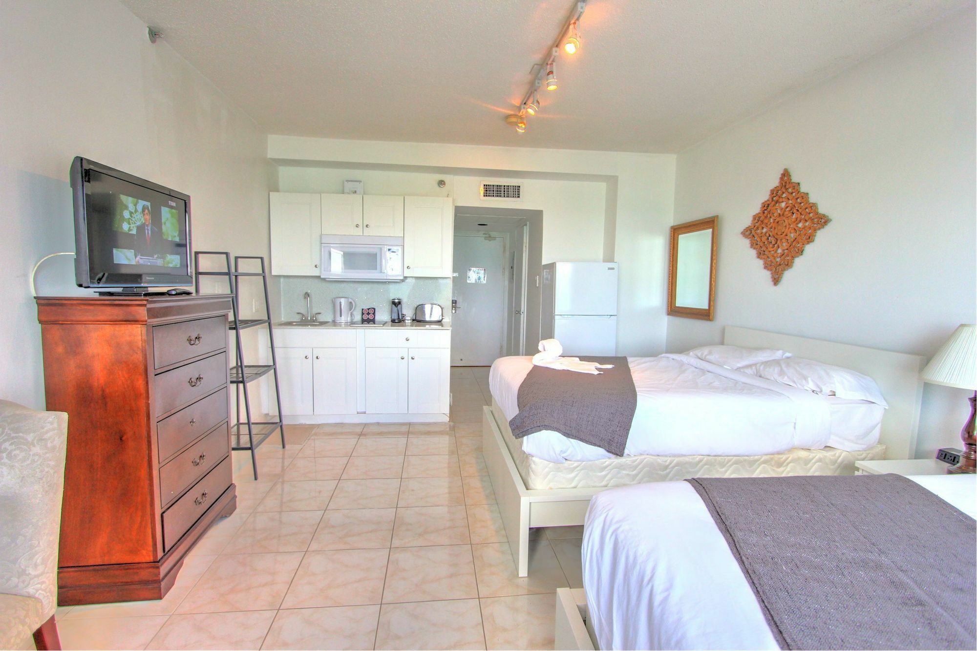 Private Apartments At The Casablanca ไมอามีบีช ภายนอก รูปภาพ