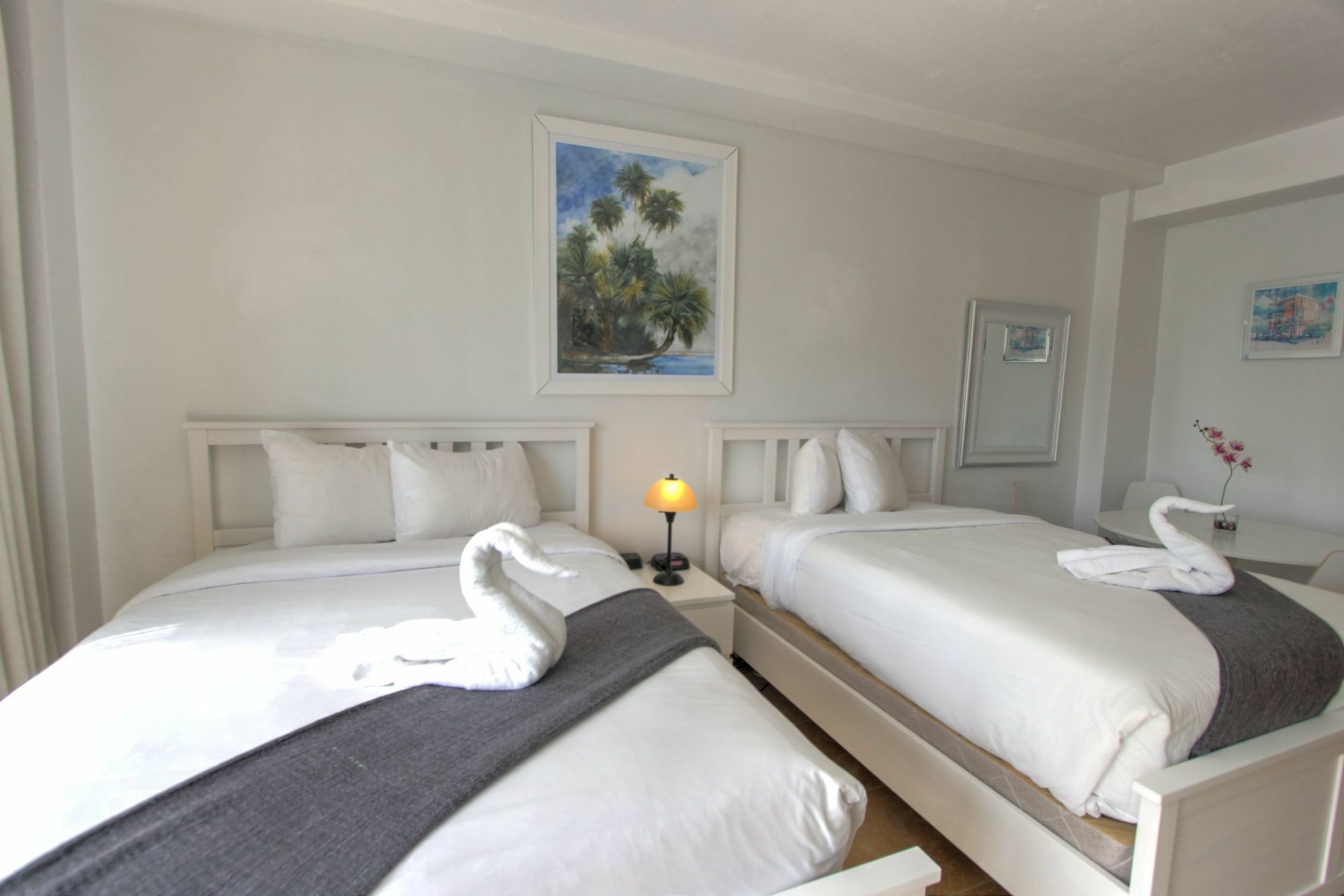 Private Apartments At The Casablanca ไมอามีบีช ภายนอก รูปภาพ