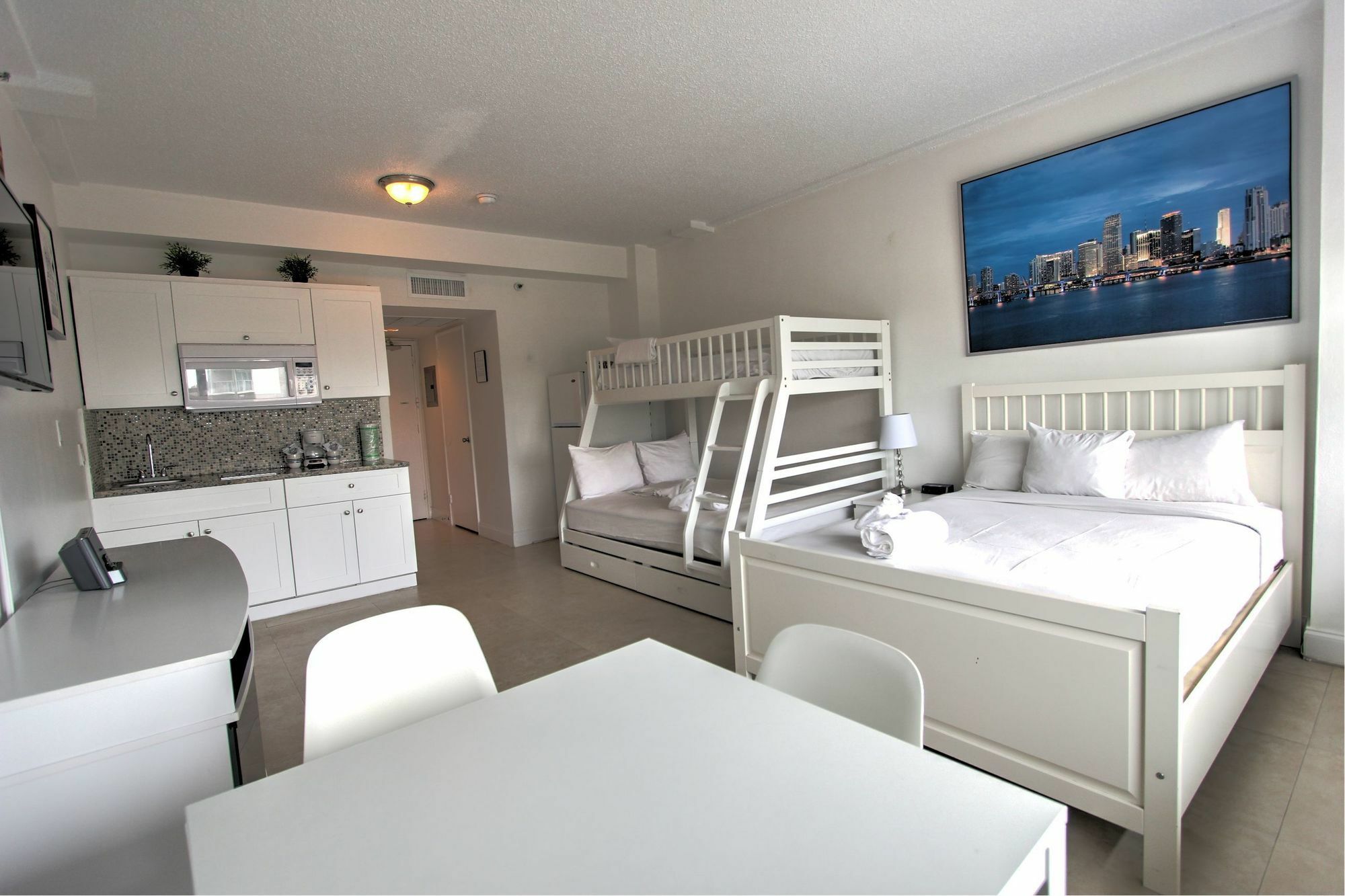 Private Apartments At The Casablanca ไมอามีบีช ภายนอก รูปภาพ