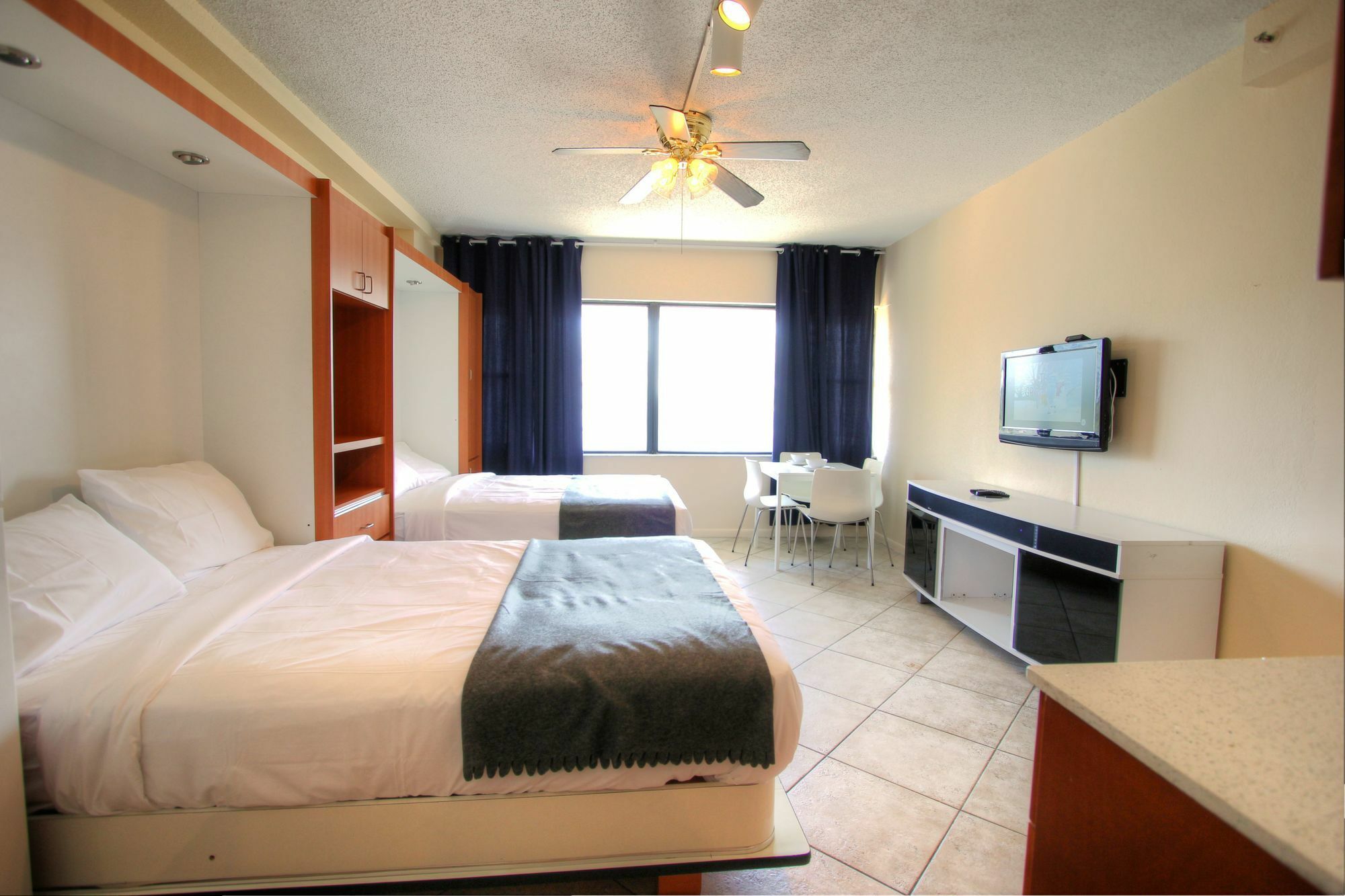 Private Apartments At The Casablanca ไมอามีบีช ภายนอก รูปภาพ