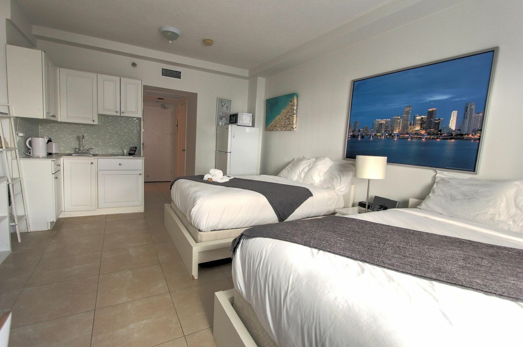Private Apartments At The Casablanca ไมอามีบีช ภายนอก รูปภาพ