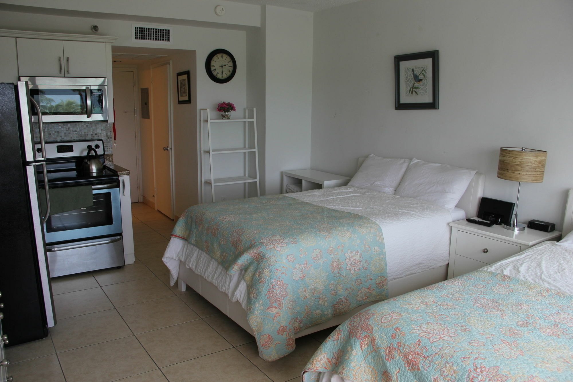 Private Apartments At The Casablanca ไมอามีบีช ภายนอก รูปภาพ