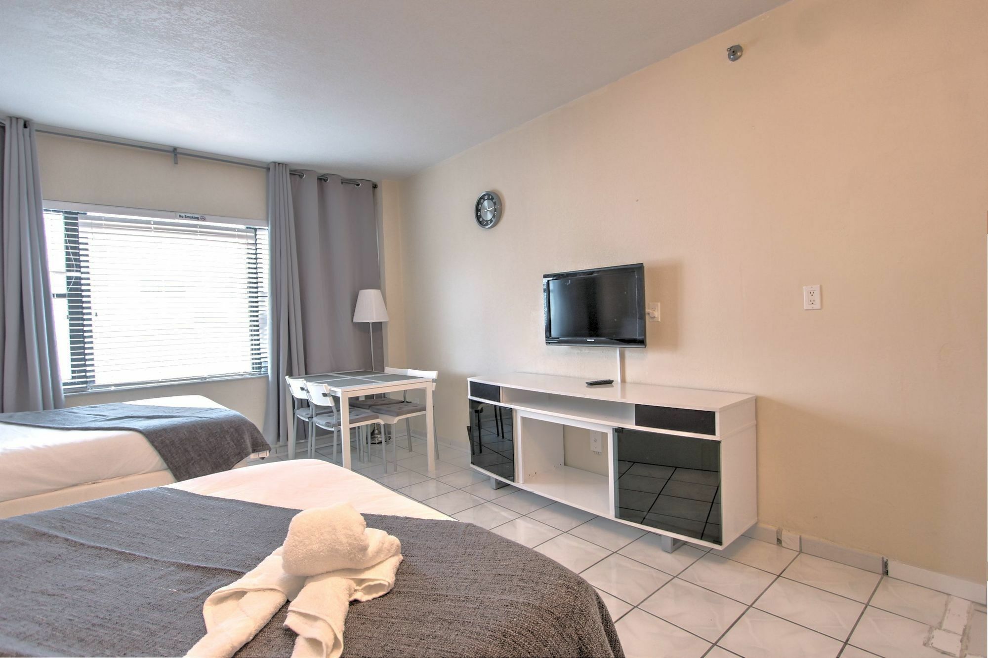 Private Apartments At The Casablanca ไมอามีบีช ภายนอก รูปภาพ