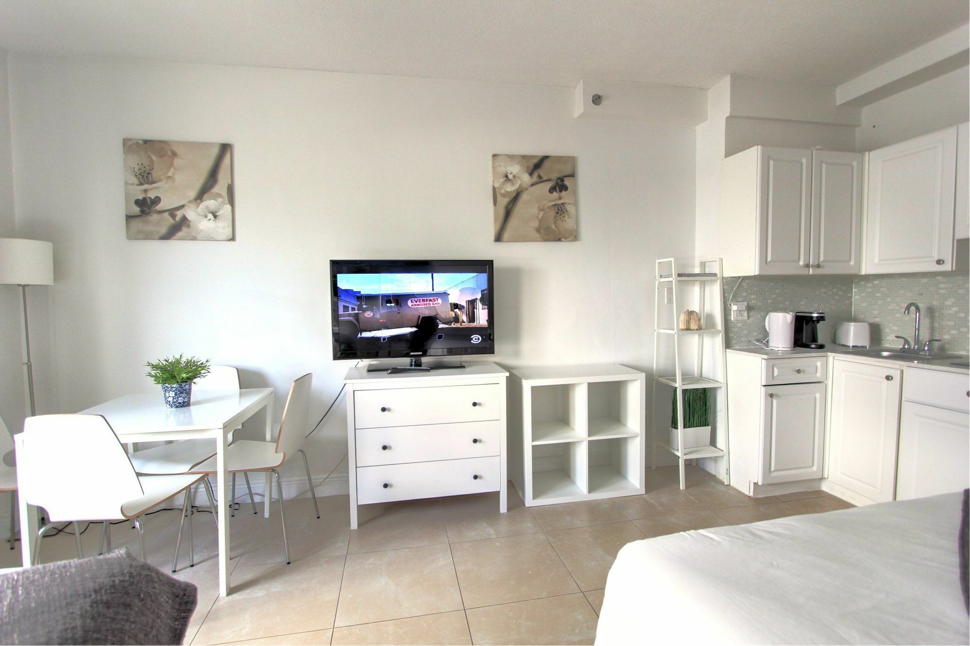 Private Apartments At The Casablanca ไมอามีบีช ภายนอก รูปภาพ