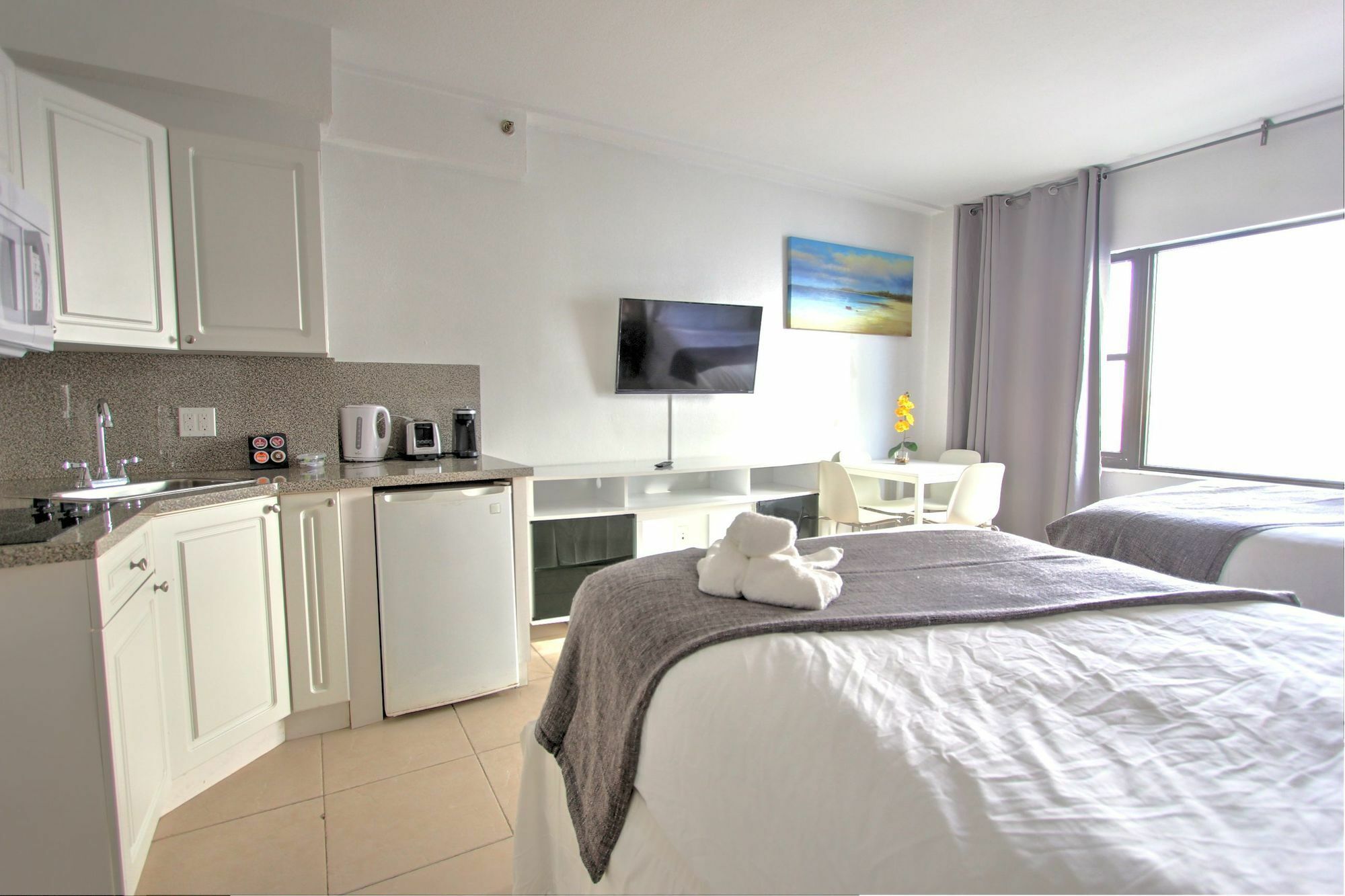 Private Apartments At The Casablanca ไมอามีบีช ภายนอก รูปภาพ