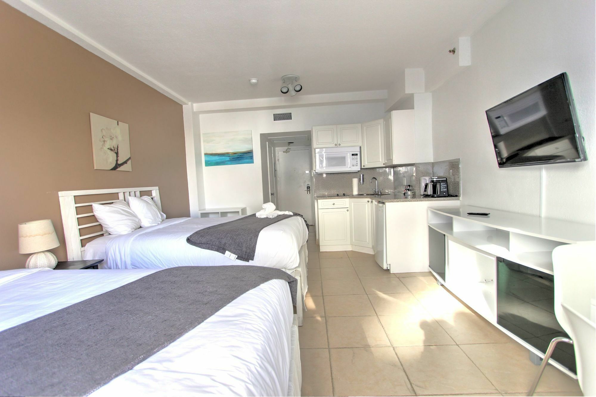 Private Apartments At The Casablanca ไมอามีบีช ภายนอก รูปภาพ