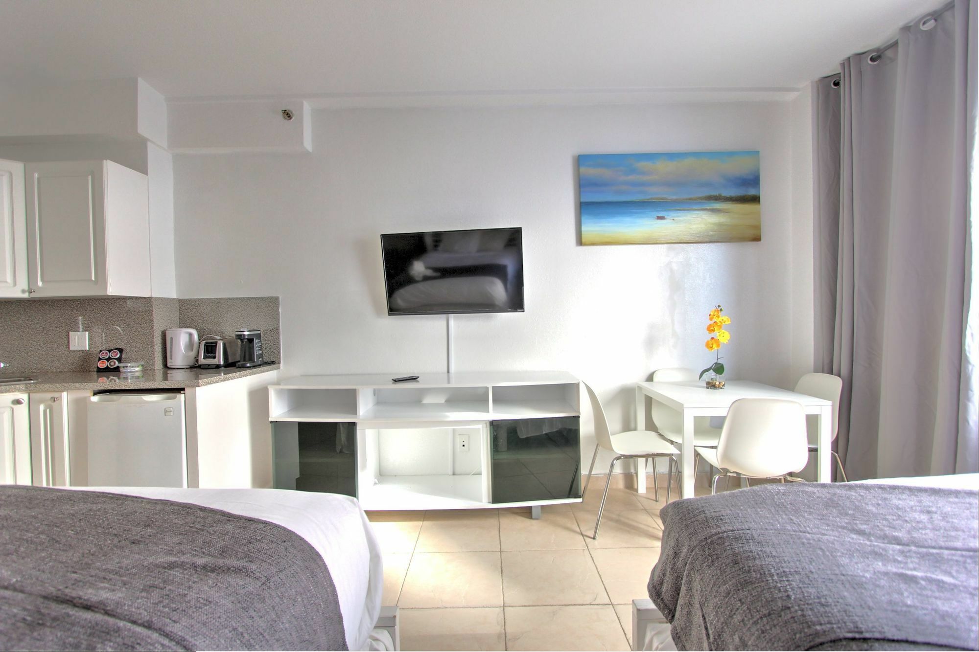 Private Apartments At The Casablanca ไมอามีบีช ภายนอก รูปภาพ