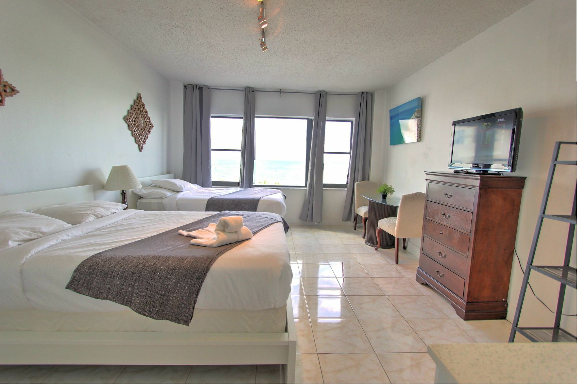 Private Apartments At The Casablanca ไมอามีบีช ภายนอก รูปภาพ