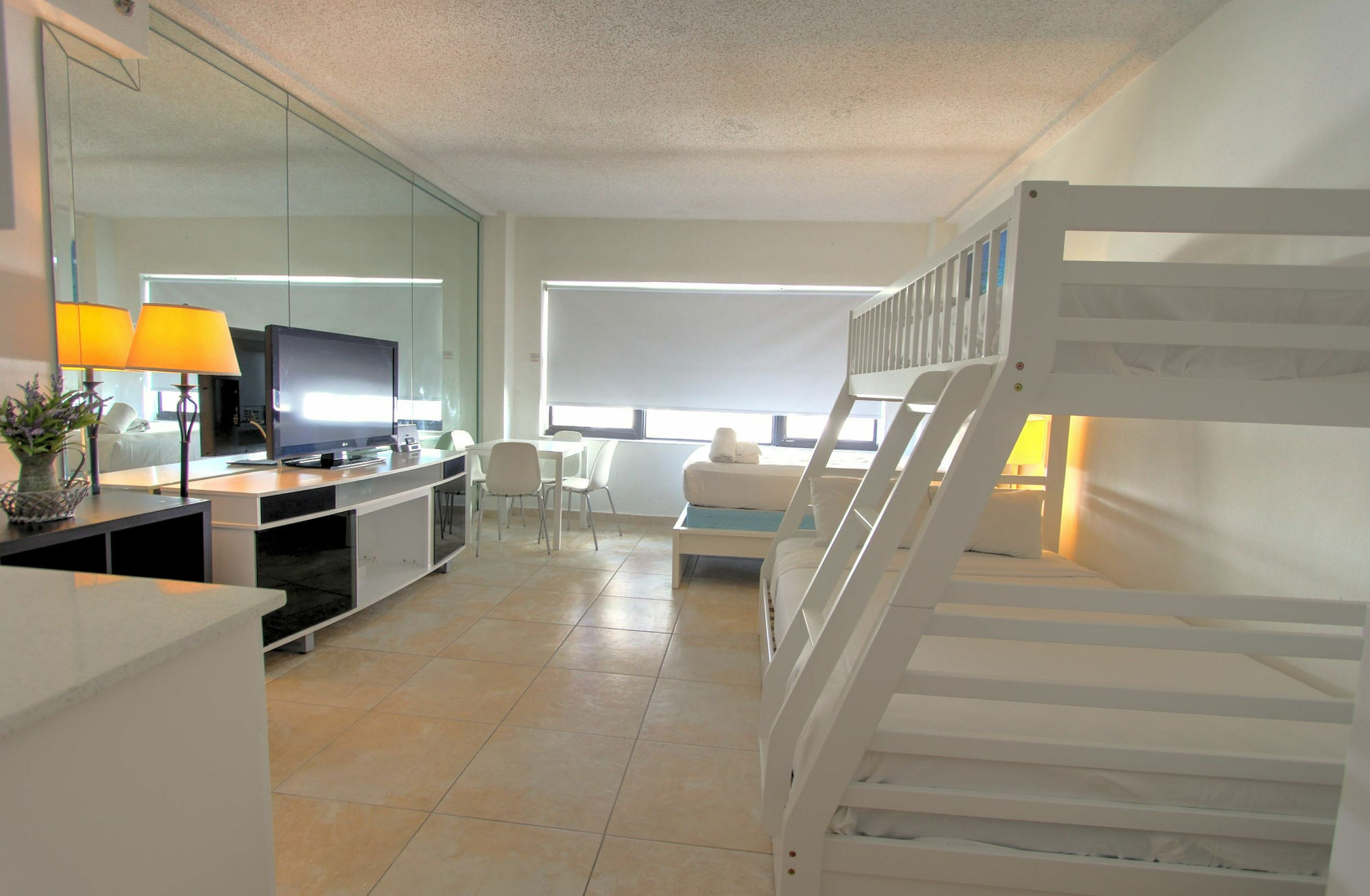 Private Apartments At The Casablanca ไมอามีบีช ภายนอก รูปภาพ