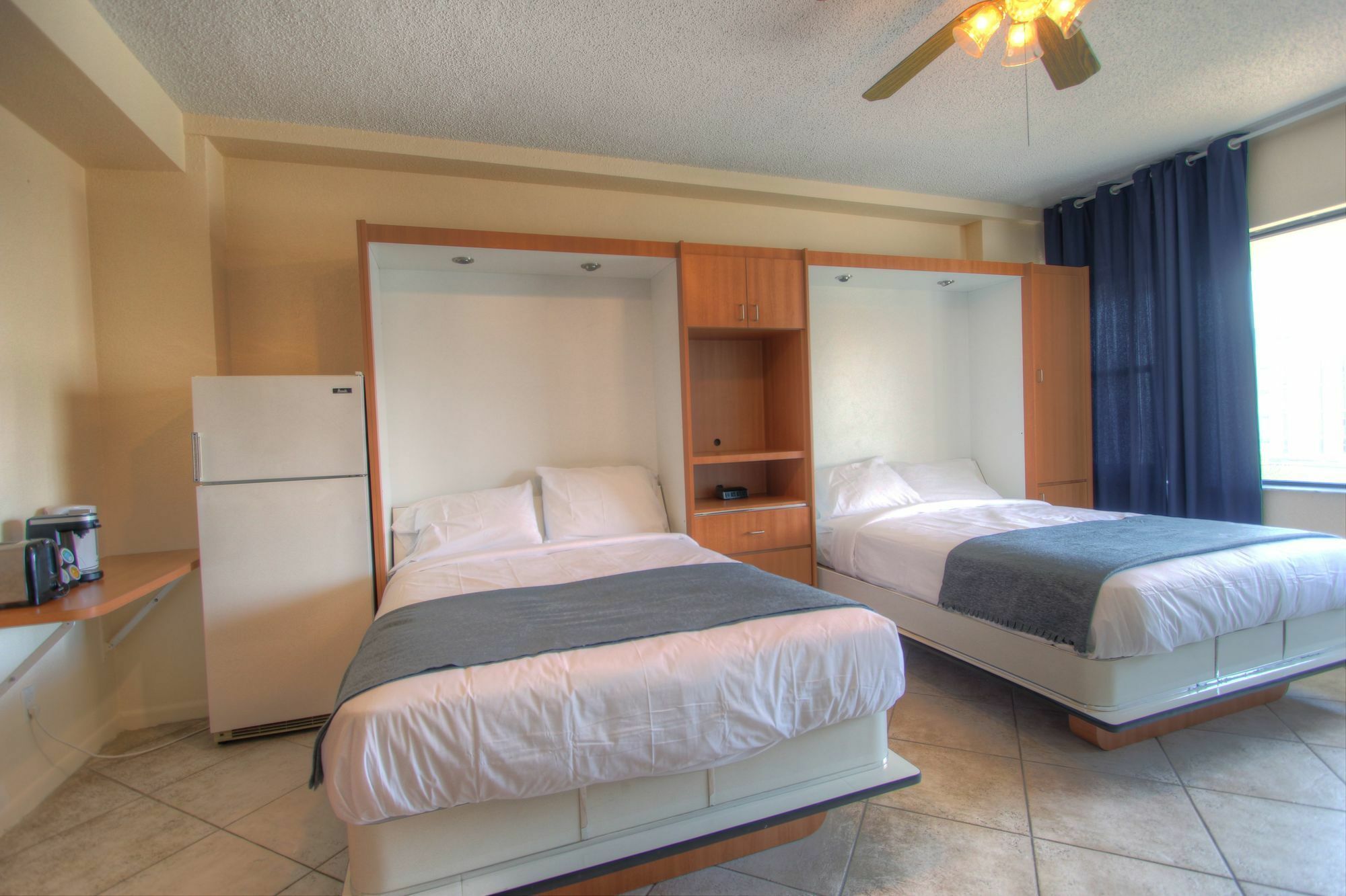 Private Apartments At The Casablanca ไมอามีบีช ภายนอก รูปภาพ