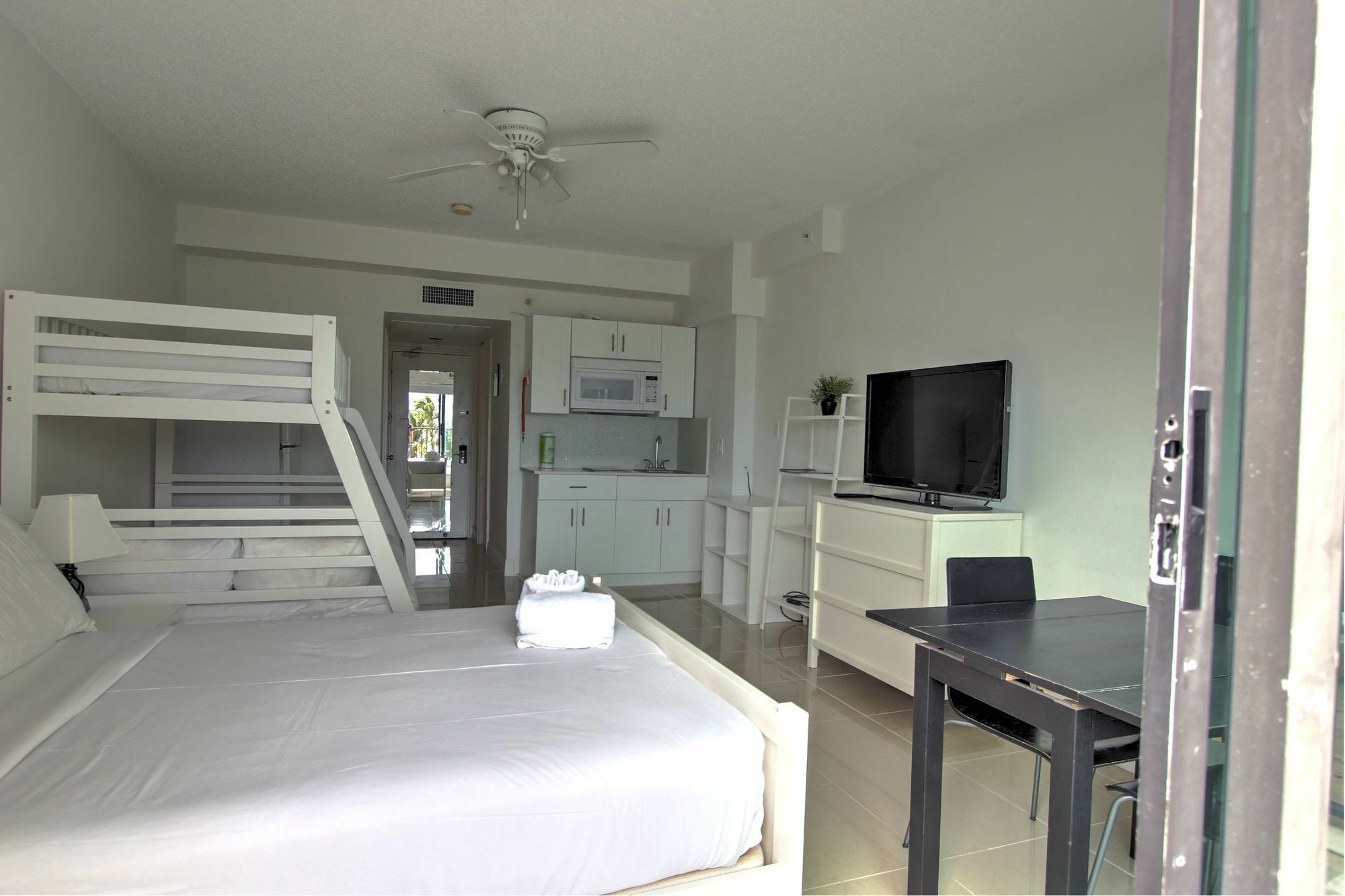 Private Apartments At The Casablanca ไมอามีบีช ภายนอก รูปภาพ