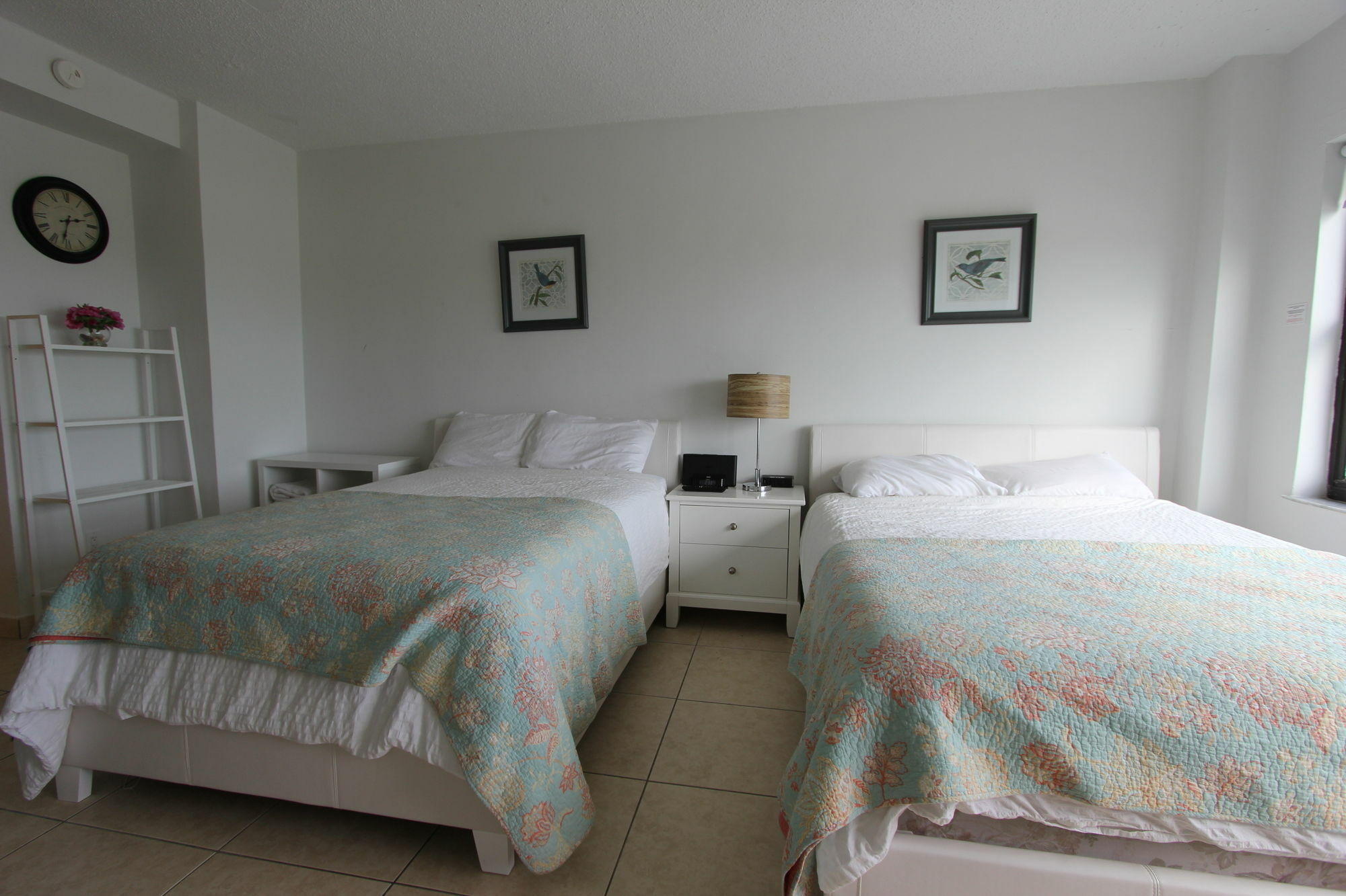 Private Apartments At The Casablanca ไมอามีบีช ภายนอก รูปภาพ