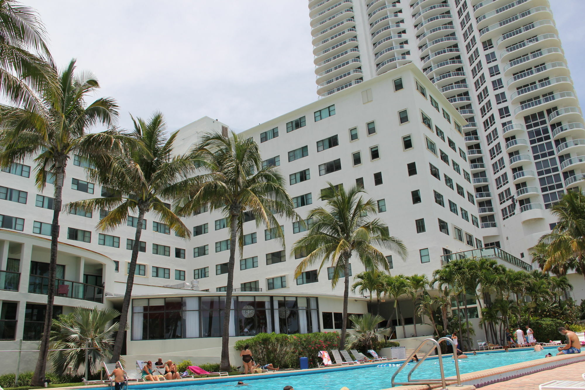 Private Apartments At The Casablanca ไมอามีบีช ภายนอก รูปภาพ